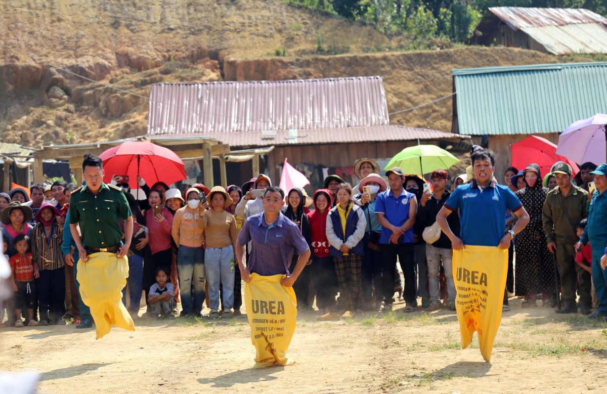 -Ai êwa hơ̆k mơak dŭm klei hlăp lêñ.