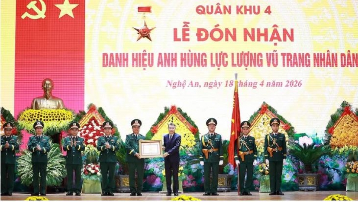 Thủ tướng Lê Minh Hưng jao an ndơ nkhôm Anh hùng lực lượng vũ trang dân bah Quân khu 4
 