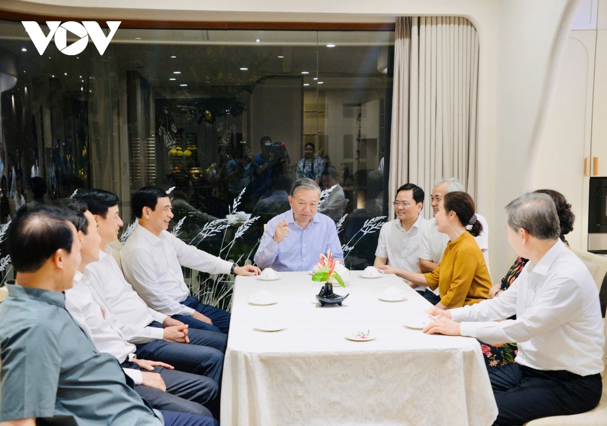 Khua git gai Ping gah, Khua mir sir ơi Tô Lâm bưp sang anŏ Khua dêh čar hơđăp ơi Võ Văn Kiệt