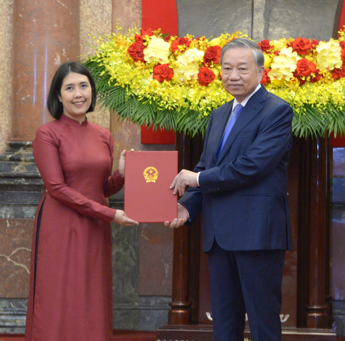 Tổng Bí thư, Kruanh dak Tô Lâm an Nău ntrŭnh săch tay Đại sứ
 