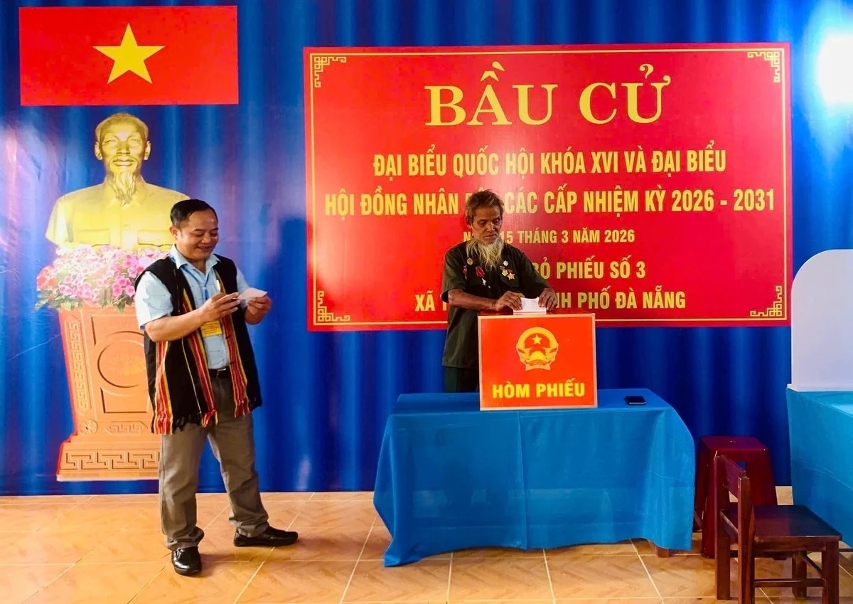 Cử tri xã Trà Đốc bỏ phiếu trong ngày bầu cử 15/3. Ảnh: T.Đ.