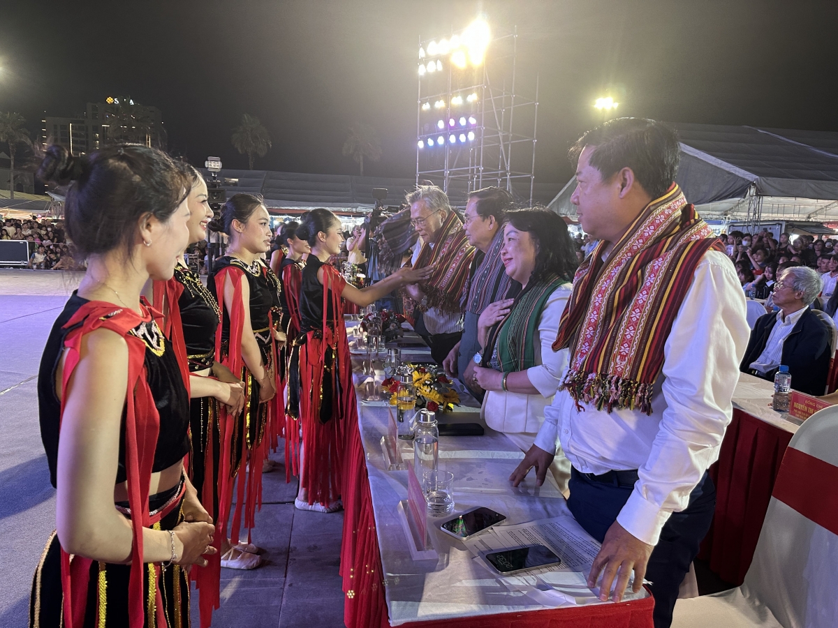 
Pơjao tơmam lăng jơ̆ng ti ‘noh jĭ dôm tơmam tanh đơ̆ng dôm ngê̆ nhơ̆n tanh tơ̆ dôm pơlei tơdrong jang