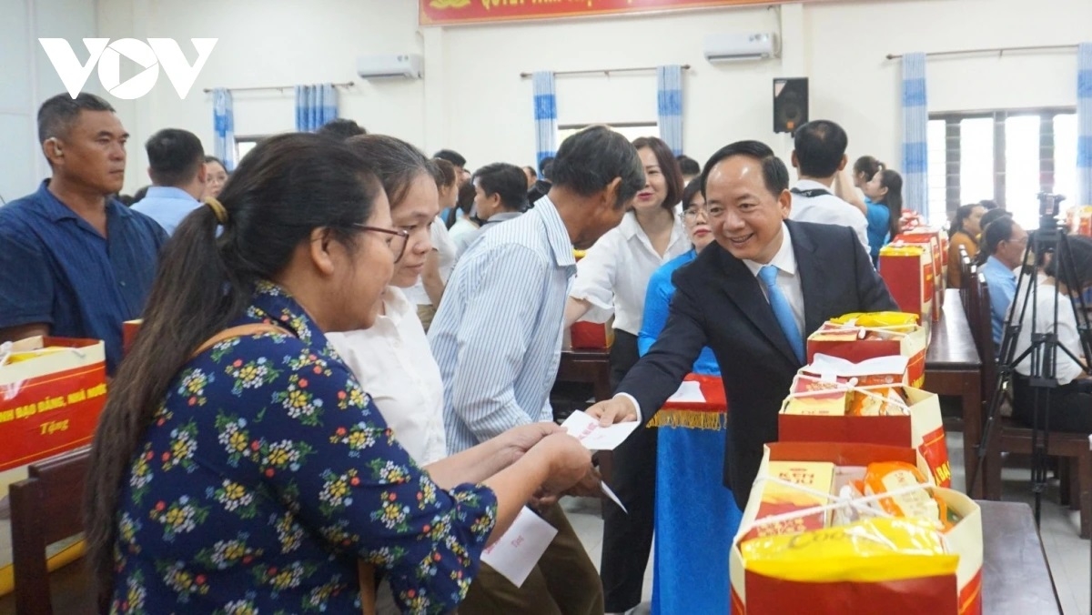 Ủy viên Bộ Chính trị, Bí thư Trung ương Đảng, Trưởng Ban Tuyên giáo và Dân vận Trung ương Trịnh Văn Quyết tặng quà các gia đình chính sách, người hoàn cảnh khó khăn trên địa bàn thành phố Huế.