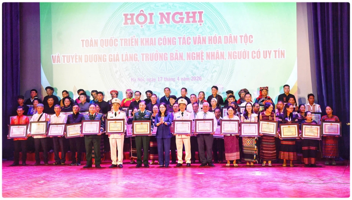 66 già làng, trưởng bản, nghệ nhân, người có uy tín cùng các tập thể - cá nhân nhận bằng khen của Bộ trưởng Bộ VHTTDL. Ảnh: LVH