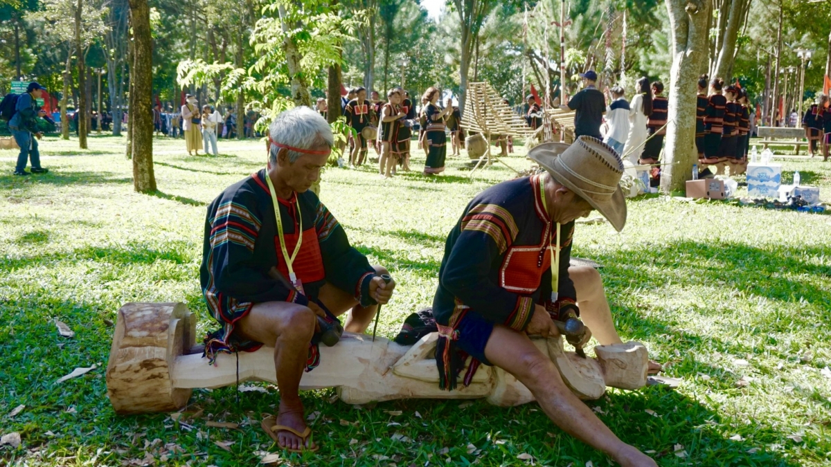 Nghệ nhân Y Quân Mjâo đah nău kan trah mon kon mut
 