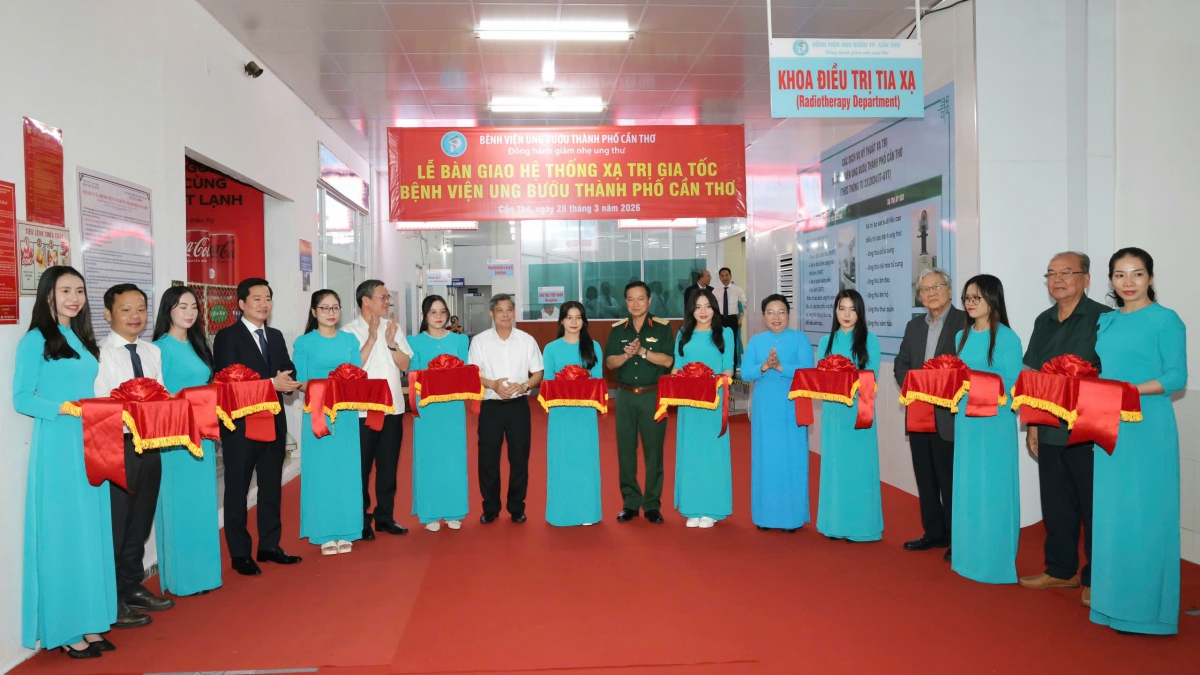 Các đại biểu cắt băng khánh thành đưa vào hoạt động hệ thống xạ trị gia tốc hiện đại tại cơ sở 1 - Bệnh viện Ung bướu Cần Thơ