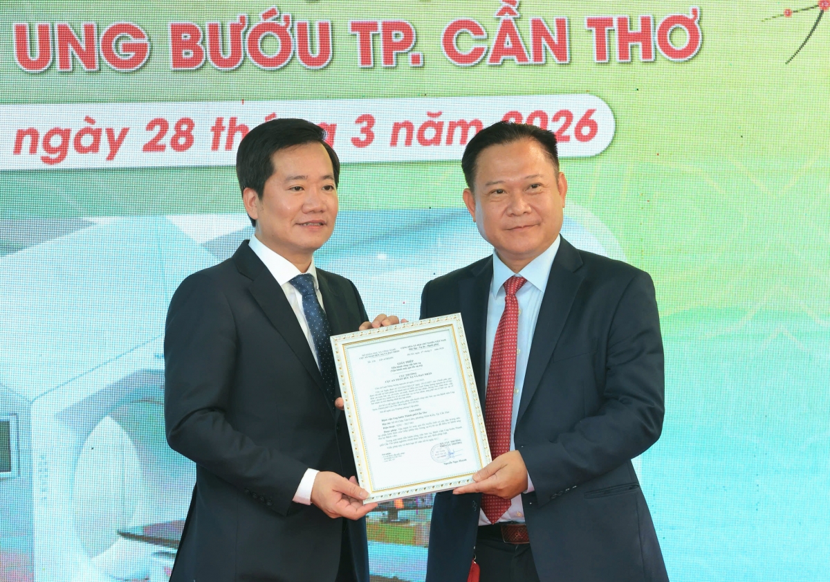 TS Nguyễn Hoàng Linh trao giấy phép tiến hành công việc bức xạ vận hành máy gia tốc xạ trị đến Bệnh viện Ung bướu Cần Thơ