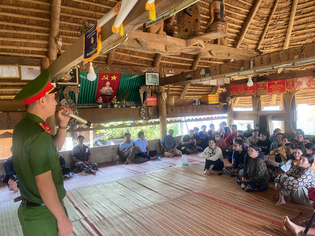 Công an xã Hùng Sơn tuyên truyền pháp luật cho người dân vùng biên