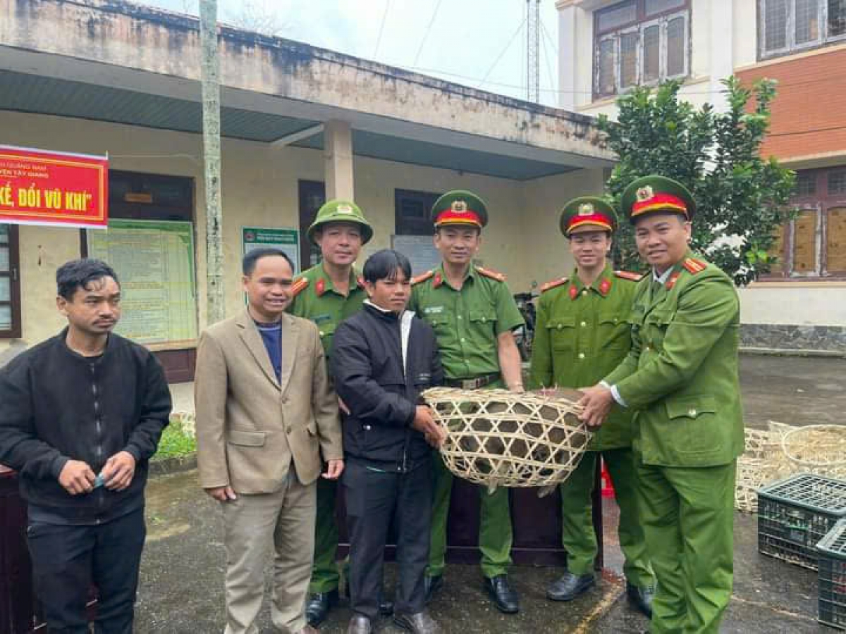 Anh Pơloong Abồ nhận sinh kế từ Công an xã Avương 