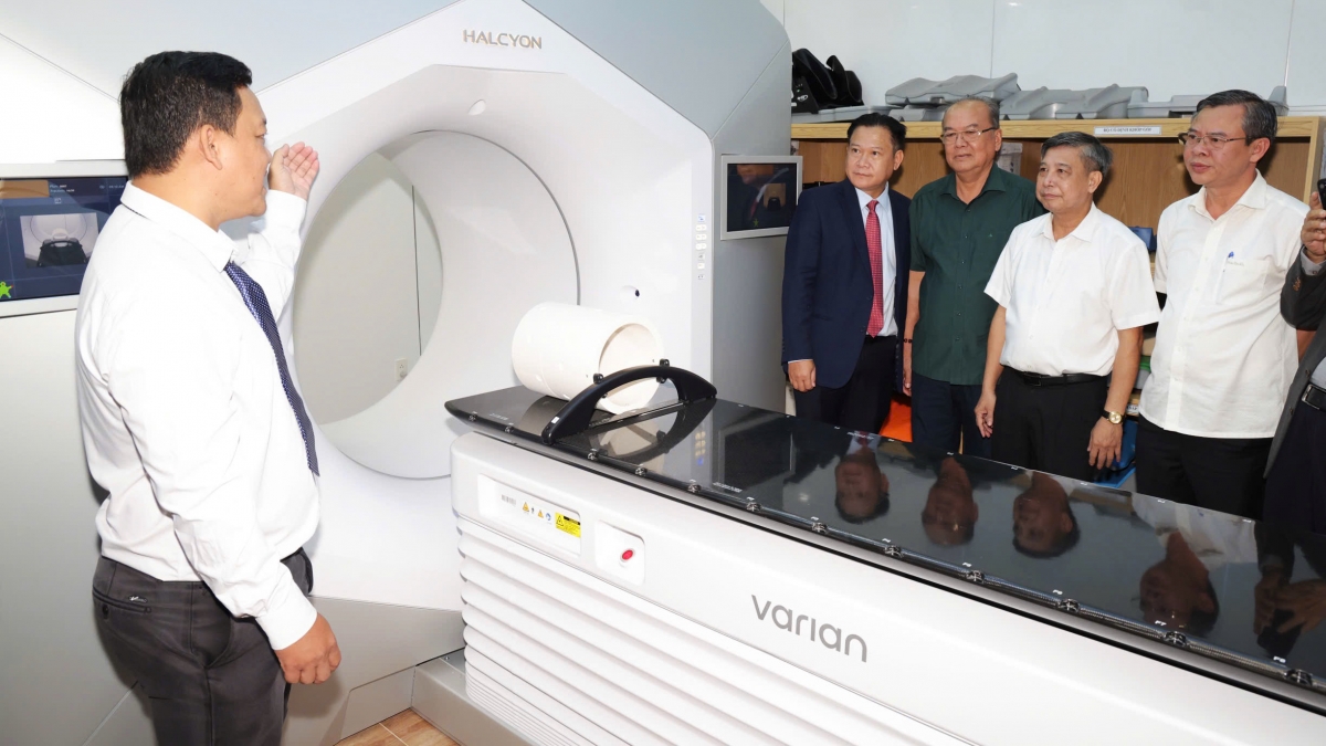 Bệnh viện Ung bướu Cần Thơ vừa đưa vào vận hành máy xạ trị gia tốc tuyến tính Halcyon hiện đại, trị giá 105 tỷ đồng