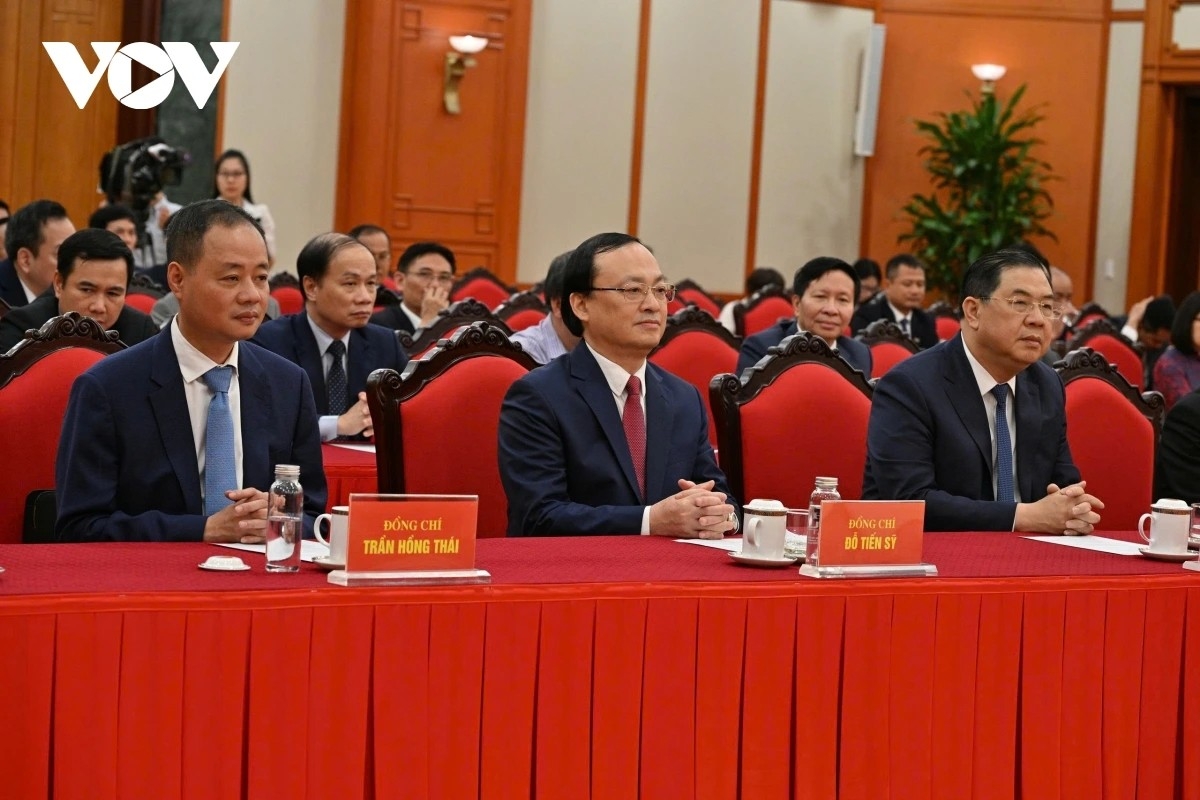 Tổng Giám đốc VOV Đỗ Tiến Sỹ (giữa) dự hội nghị