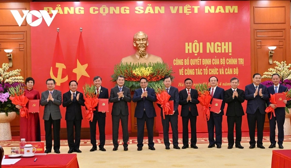 Thủ tướng Phạm Minh Chính và Thường trực Ban Bí thư Trần Cẩm Tú cùng các lãnh đạo Đảng, Nhà nước chúc mừng đại diện các đơn vị.