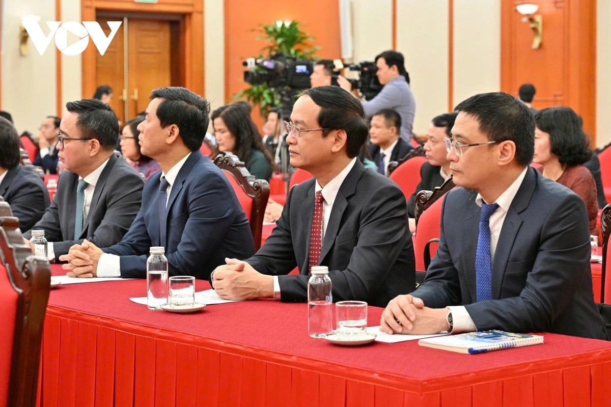 Thường trực Ban Bí thư Trần Cẩm Tú trao quyết định và tặng hoa cho lãnh đạo 5 cơ quan.