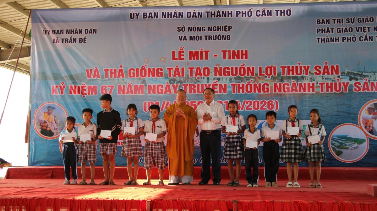 Trao học bổng cho học sinh tại lễ mít tinh