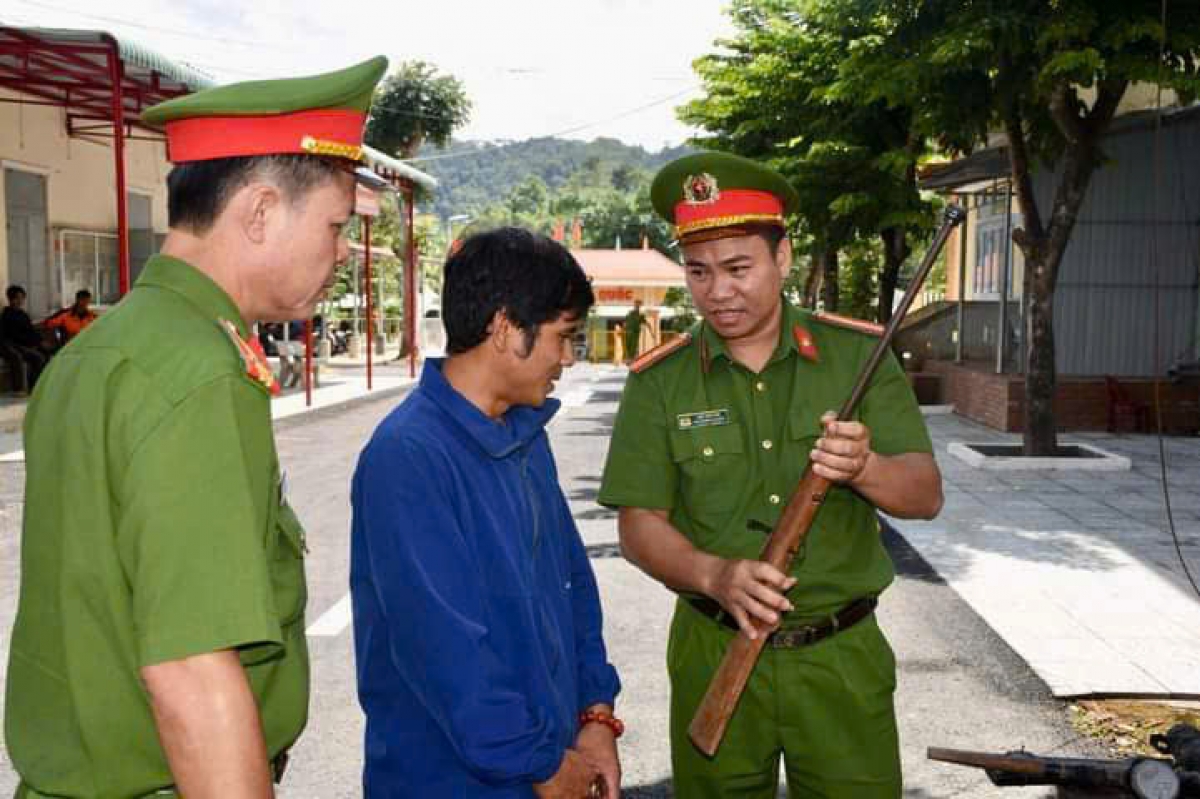 Công an xã Avương thu hồi vũ khí trong dân 