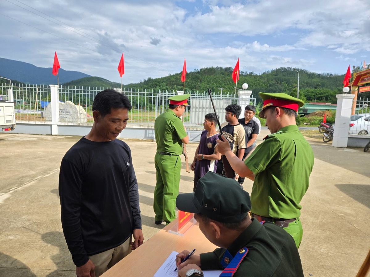 Công an xã Avương thu hồi vũ khí trong dân  