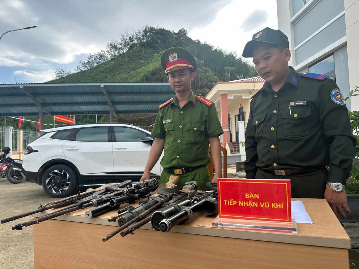 Công an xã Avương thu hồi vũ khí trong dân  