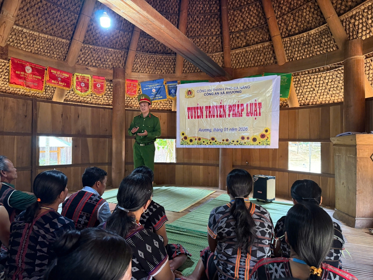 Công an xã Avương tăng cường công tác tuyên truyền, vận động pháp luật cho người dân
 