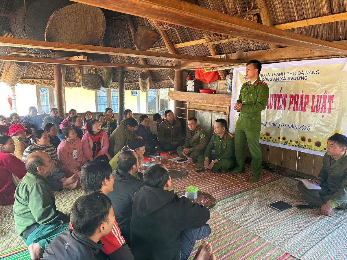 Công an xã Avương tuyên truyền pháp luật cho người dân 