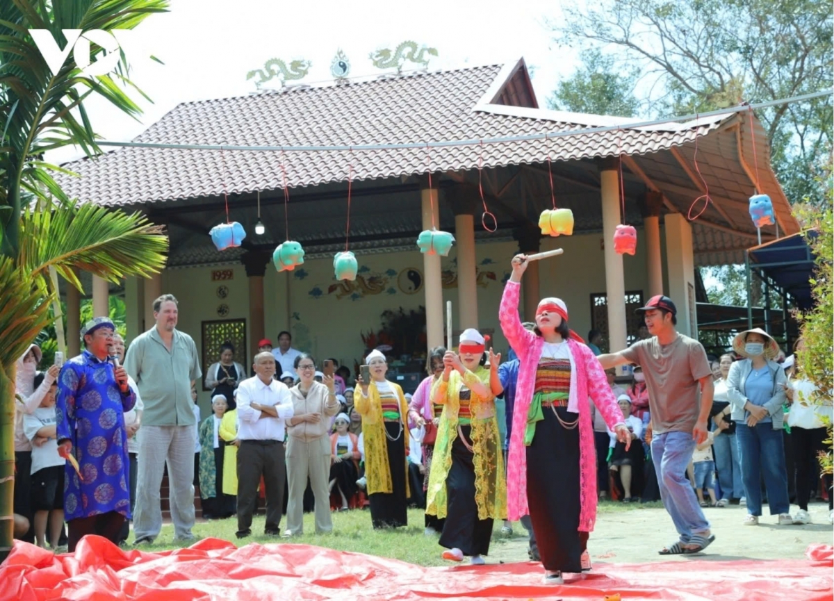 Nghi lễ diễn ra với nhiều hoạt động văn hóa, trò chơi dân gian sôi nổi