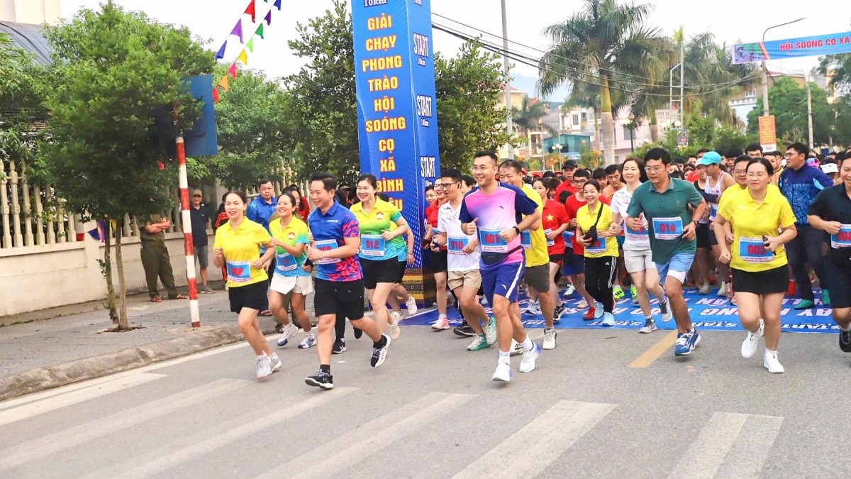 Trước đó, vào ngày 25/4, giải chạy phong trào xã Bình Liêu cũng đã diễn ra, “khoe” những cảnh quan đẹp của Bình Liêu hai bên đường chạy với gần 400 VĐV.