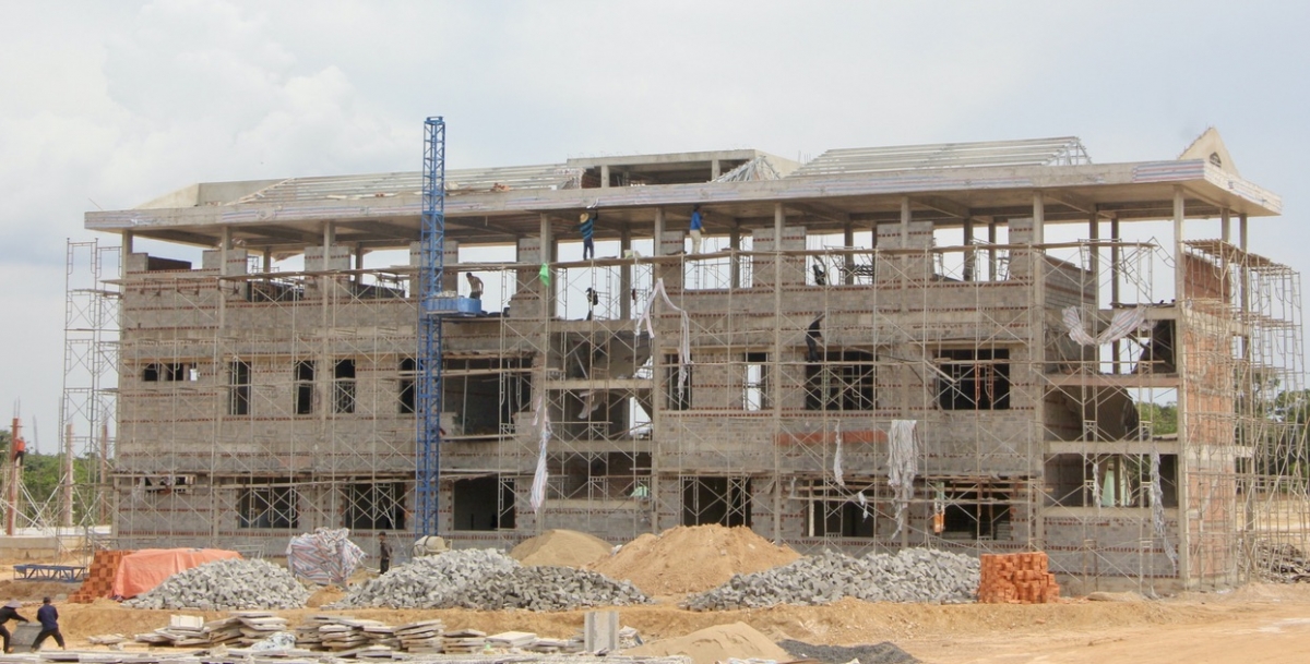 Trường phổ thông nội trú liên cấp tại xã Ia Púch sẽ góp phần giảm tình trạng học sinh đi học xa, thiếu điều kiện ăn ở và nguy cơ bỏ học ở khu vực biên giới. Khi hoàn thành, ngôi trường sẽ trở thành một trong những công trình giáo dục quy mô lớn, phục vụ nhu cầu học tập lâu dài cho học sinh vùng biên. Ảnh: Nguyễn Thảo/VOV-Tây Nguyên