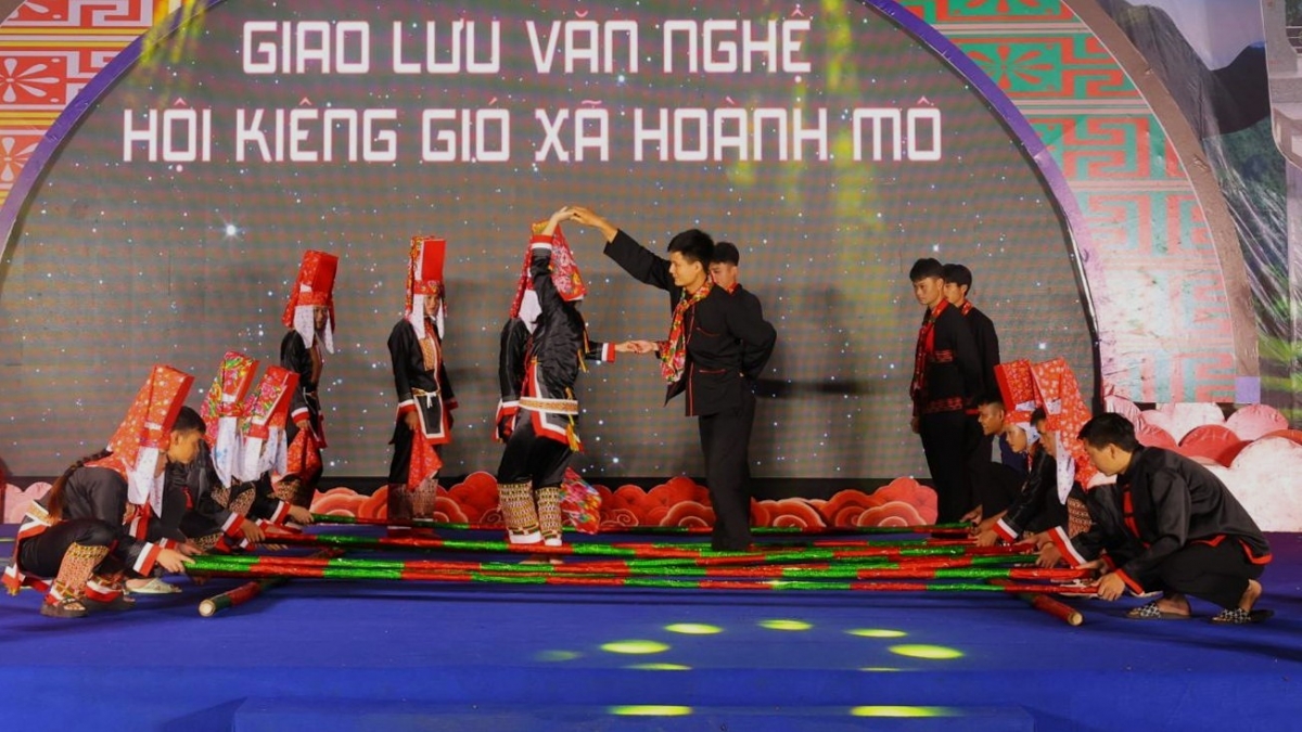 Tiết mục dân vũ kết hơp trình diễn trang phục truyền thống được dàn dựng công phu.