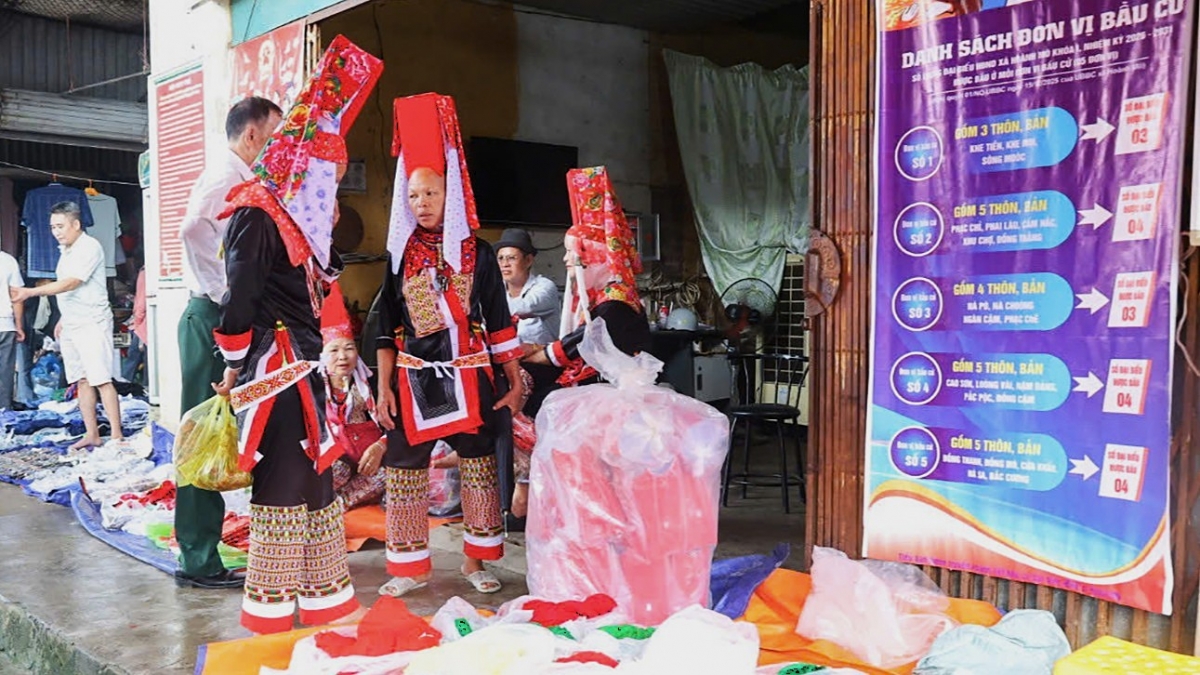 Bà con các dân tộc đi chợ phiên trong ngày hội Kiêng gió.