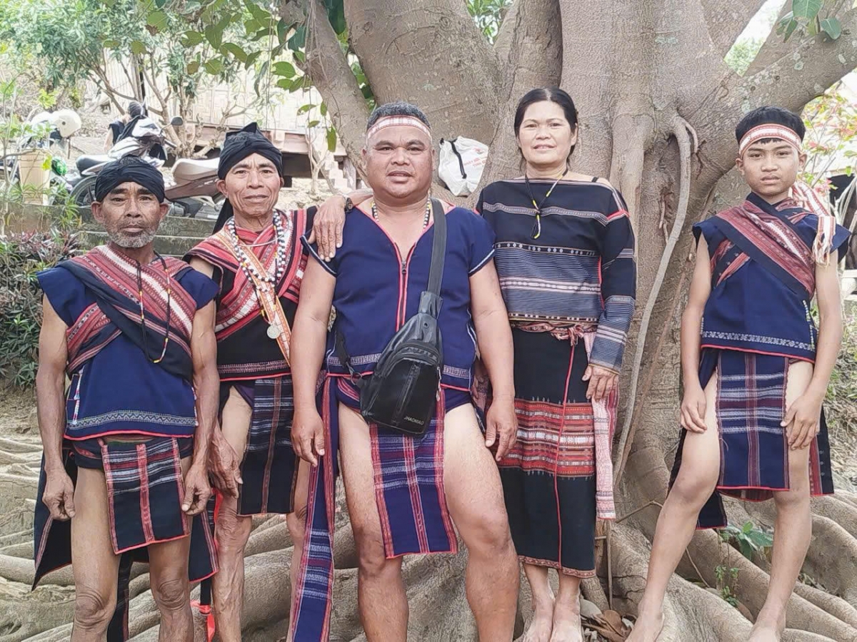 Rmôt nghệ nhân chĭng gông n’hanh mprơ nău mprơ rnoi mpôl đêt bah ƀon Đak Pơkao
 