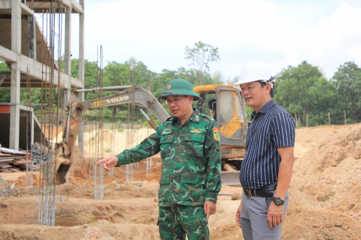 Sau nhiều tháng thi công khẩn trương, công trình Trường nội trú liên cấp Ia Púch hiện đã đạt hơn 60% khối lượng. Từ ngày 27/5, 40 cán bộ, chiến sĩ thuộc lực lượng Bộ đội biên phòng tỉnh Gia Lai hỗ trợ vận chuyển vật liệu, san gạt mặt bằng và tham gia nhiều phần việc tại công trường để góp phần đẩy nhanh tiến độ dự án. Ảnh: Nguyễn Thảo/VOV-Tây Nguyên