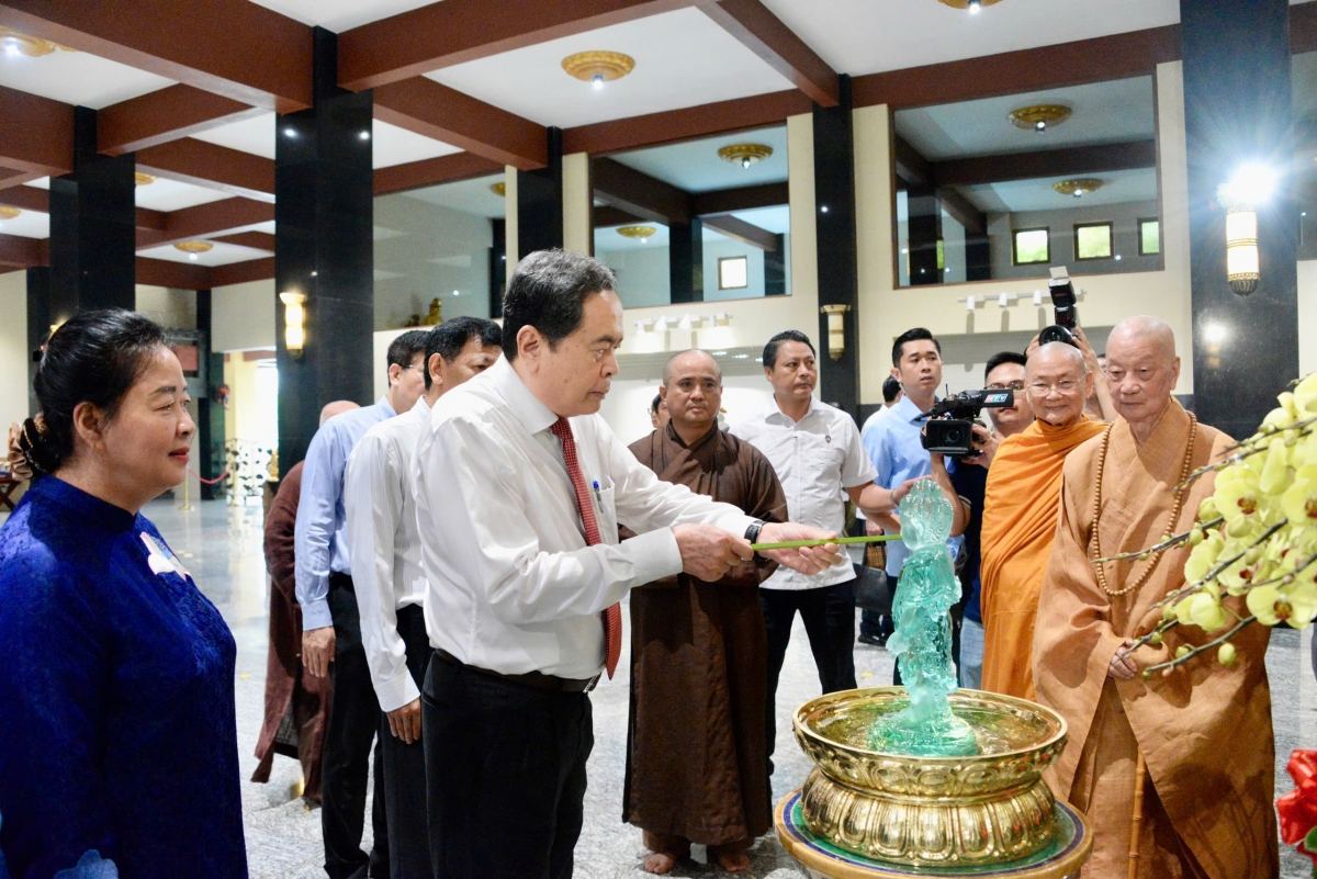 Chủ tịch Quốc hội thực hiện nghi thức tắm Phật