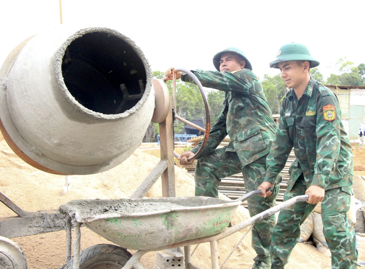 Bộ đội tham gia hầu hết các hoạt động trên công trường. Ảnh: Nguyễn Thảo/VOV-Tây Nguyên