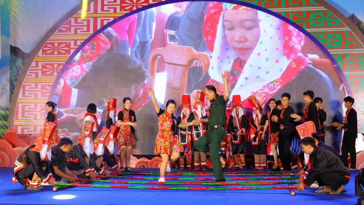 Gắn kết tình quân-dân tại Lễ hội kiêng gió 2026. Ảnh KT