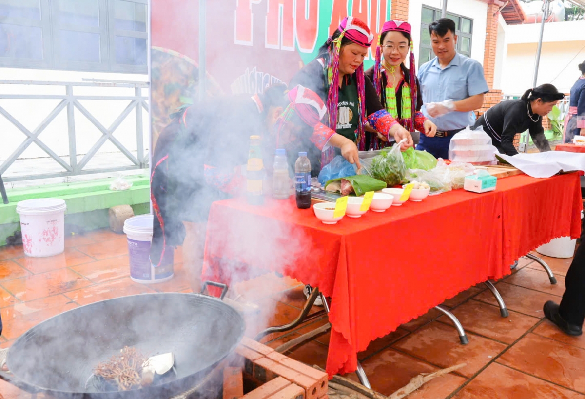 Phở xào là món ăn đặc trưng ở chợ phiên Đồng Văn (xã Hoành Mô).