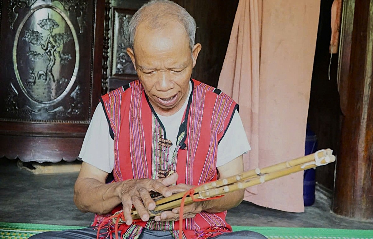 Già làng Hồ Văn Hạnh giới thiệu chiếc khèn bè Pa Cô