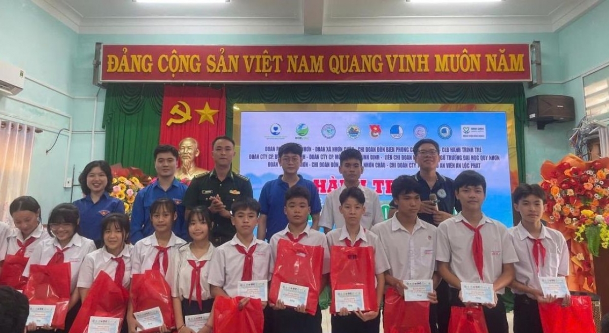 Đại diện các tổ chức đoàn tặng học bổng cho học sinh vượt khó (Ảnh: Thanh Bình)