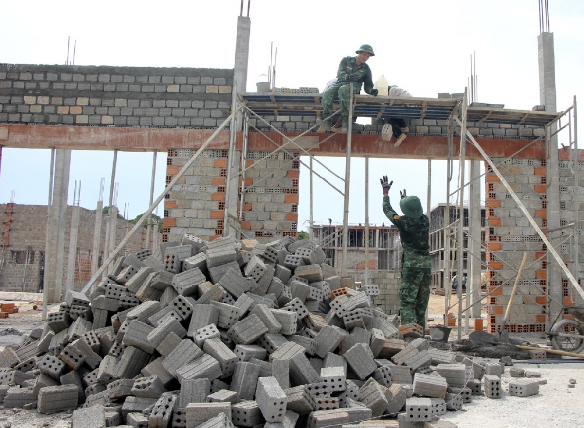 Tới công tác phụ trợ thi công. Ảnh: Nguyễn Thảo/VOV-Tây Nguyên