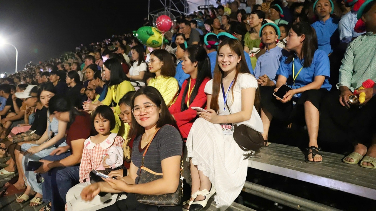 Đông đảo người dân và du khách thích thú trước những trải nghiệm mới mẻ, ấn tượng so với Hội Soóng Cọ mọi năm. 