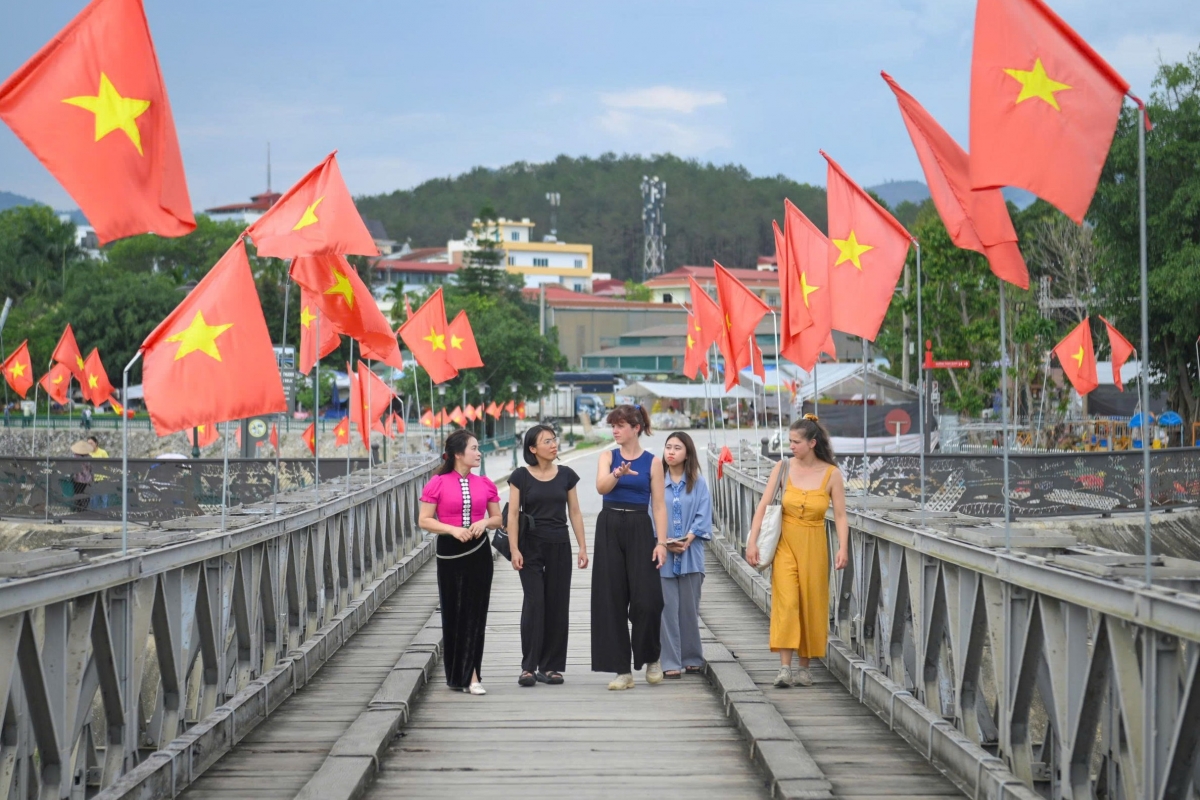 72 năm đã trôi qua kể từ ngày lá cờ “Quyết chiến - Quyết thắng” tung bay trên nóc hầm De Castries, tinh thần Điện Biên Phủ vẫn hiện hữu trong lòng mỗi người dân khi trở về với mảnh đất lịch sử này.
