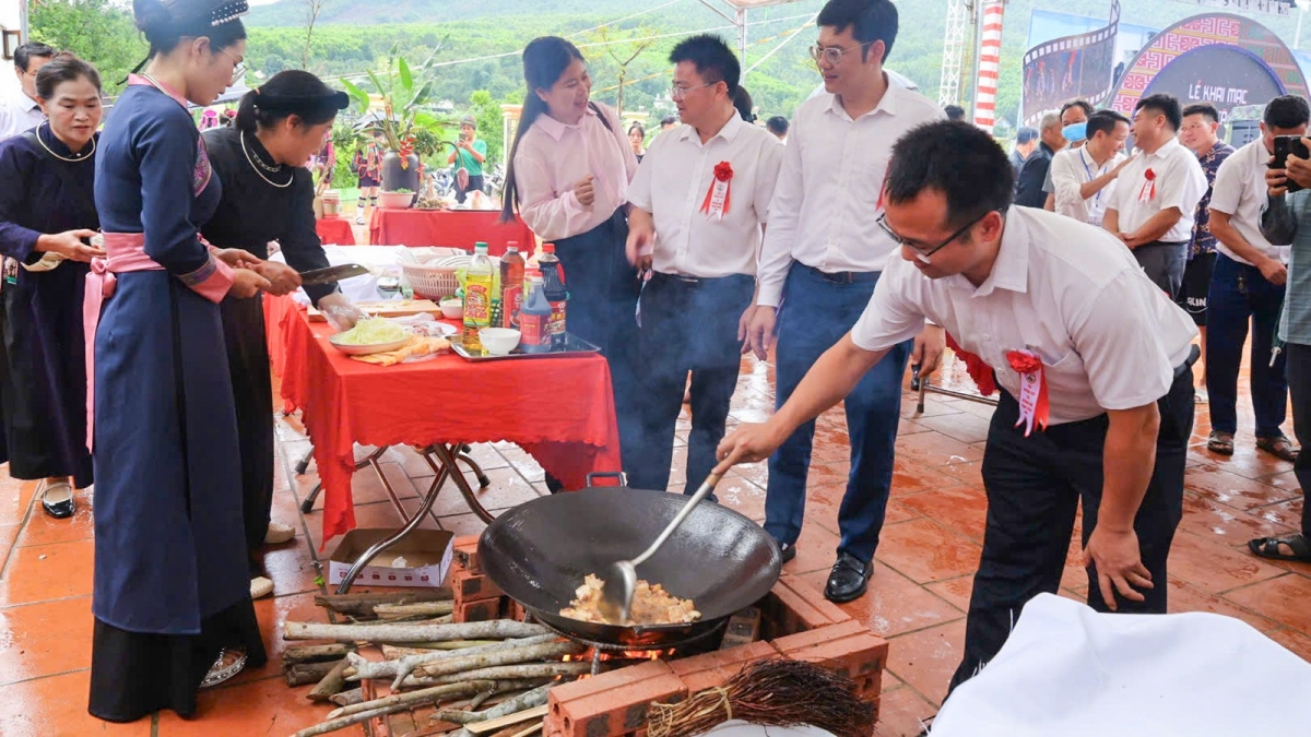 Người dân, du khách tham gia trải nghiệm thử xào phở ngay tại bếp của các đội thi.