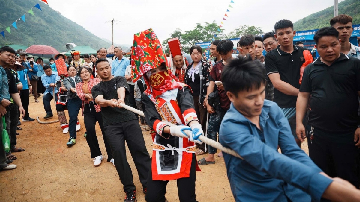 Các hoạt động thu đấu diễn ra sôi nổi từ ngày 25/4 đến 3/5 ngay tại Khu du lịch sinh thái thác Khe Vằn, tạo nên không khí lễ hội sôi động, khỏe khoắn.