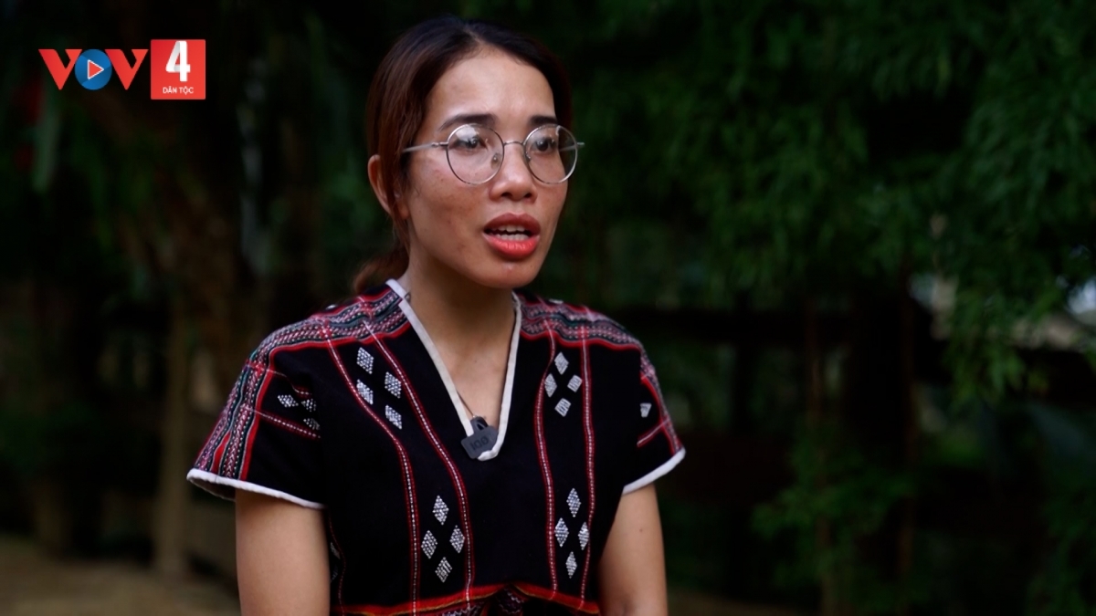 Đinh Thị Thìn sử dụng mạng xã hội để quảng bá, giới thiệu du khách đến với làng Du lịch Bơ Hôồng