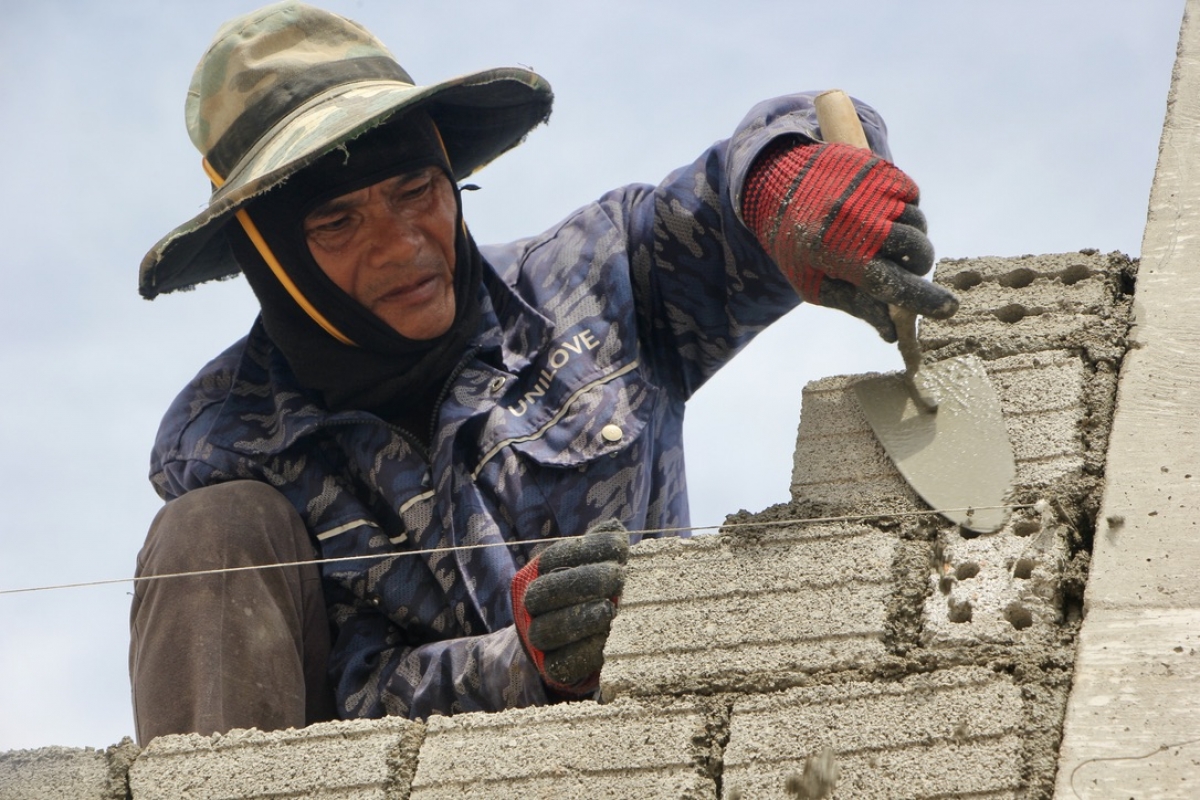 Công nhân và bộ đội tập trung thi công trong điều kiện thời tiết nắng nóng đặc trưng vùng biên giới Gia Lai. Ảnh: Nguyễn Thảo/VOV-Tây Nguyên