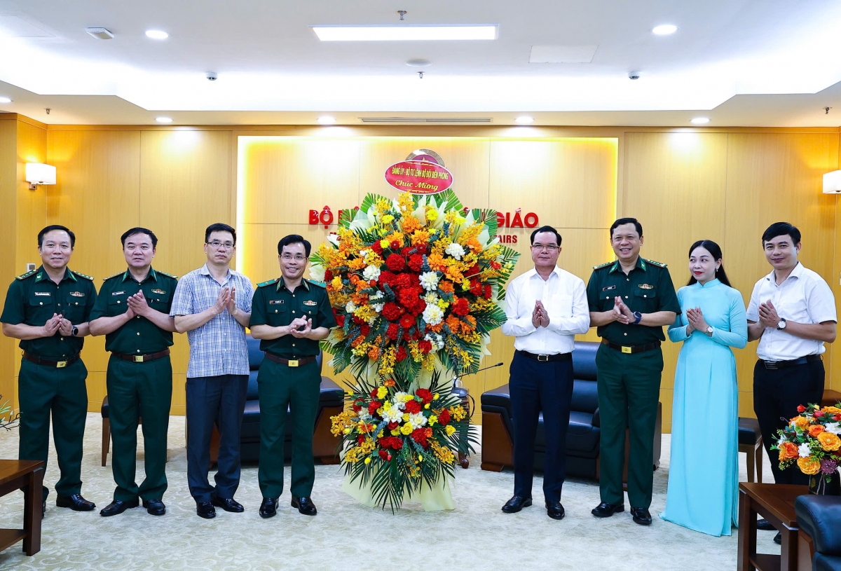 Thiếu tướng Vũ Quốc Ân cùng đoàn công tác Đảng ủy, Bộ Tư lệnh Bộ đội Biên phòng đến chúc mừng
Bộ Dân tộc và Tôn giáo nhân dịp kỷ niệm 80 năm Ngày Truyền thống (Ảnh: Dân Chủ)