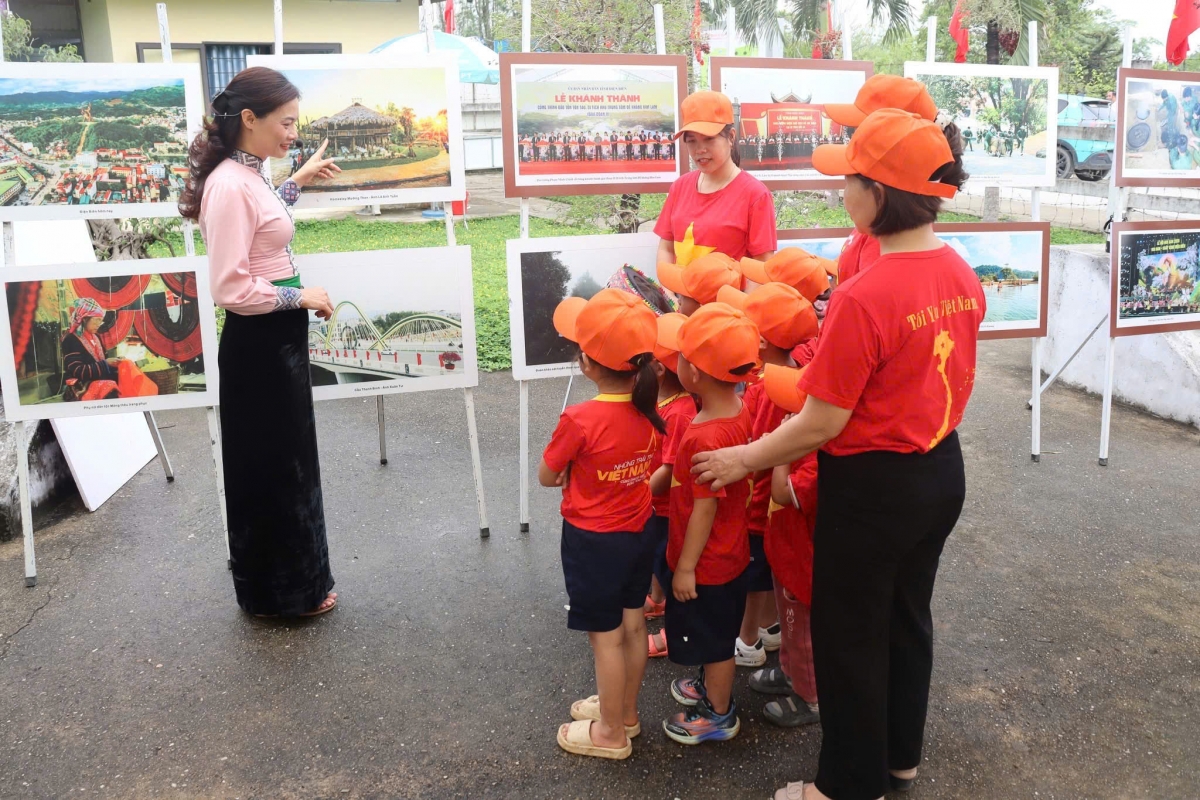 Để phục vụ đông đảo du khách đến tham quan, trải nghiệm trong dịp này, tỉnh Điện Biên đã tổ chức nhiều hoạt động triển lãm tranh, ảnh.