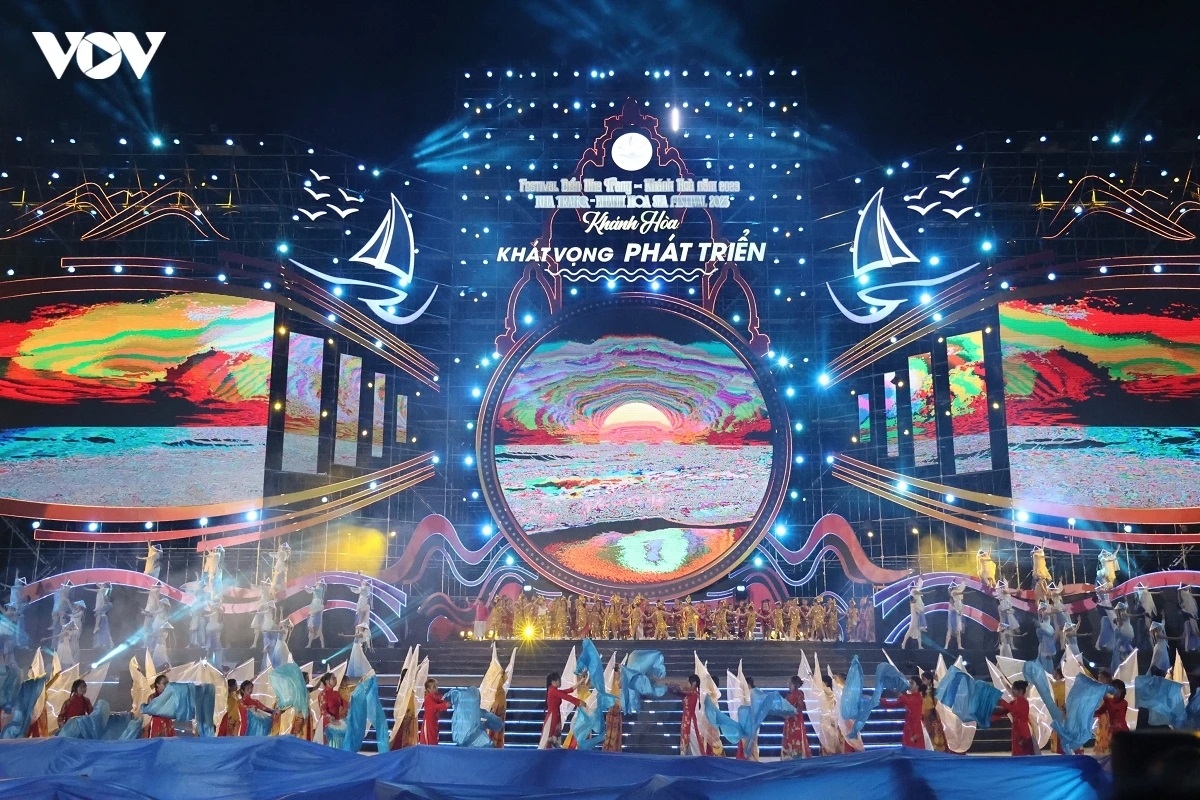 
Festival Đak dơsĭ ‘noh jĭ tơdrong jang joh ayŏ kơdŏ soang, chă tơmang lăng đei yak tŏk lơ̆m apŭng plĕnh teh