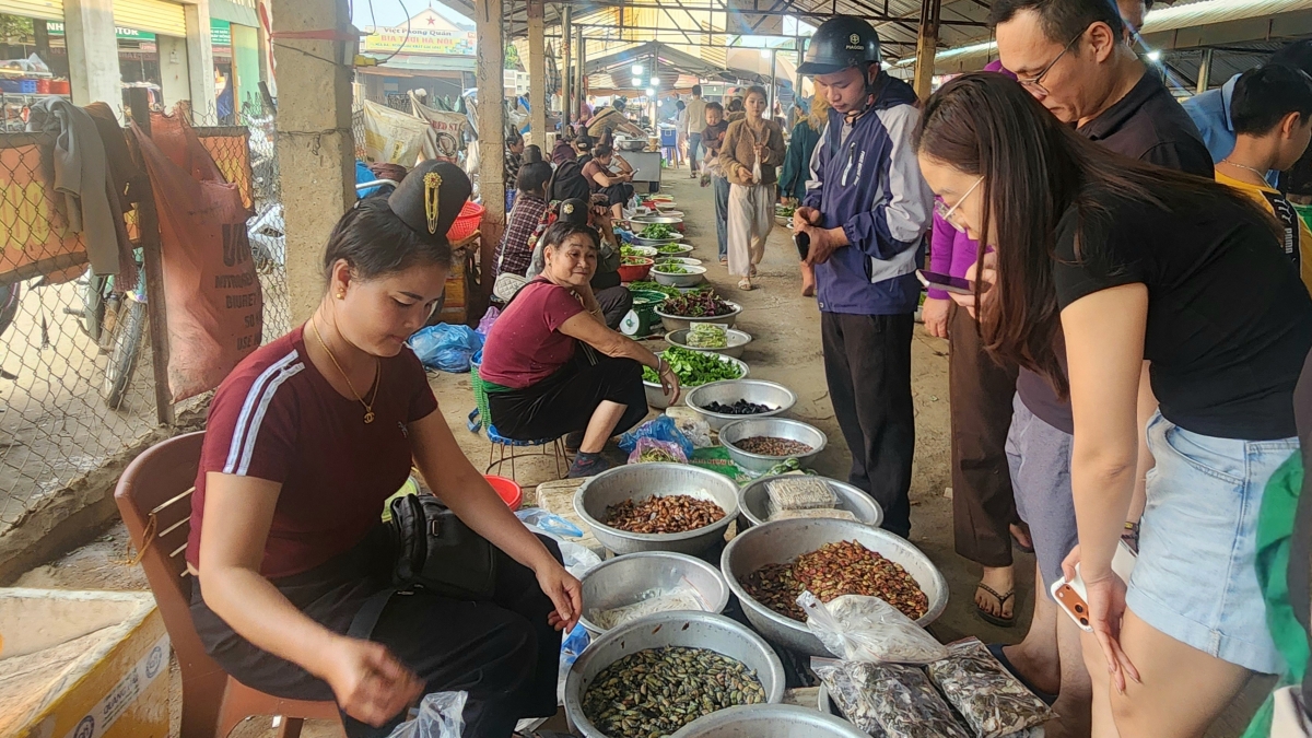 Không chỉ là nơi buôn bán, chợ Nà Si còn là điểm dừng chân thú vị cho du khách