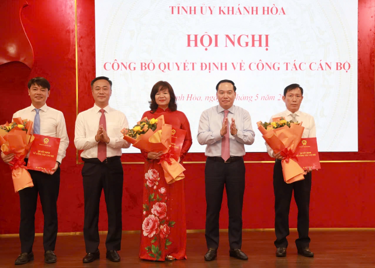 
Kơdră chĕp kơ̆l Anih jang Đảng dêh char Khánh Hòa pơjao dôm hla ar tơchơ̆t tơplih jang, pôk hơtŏk