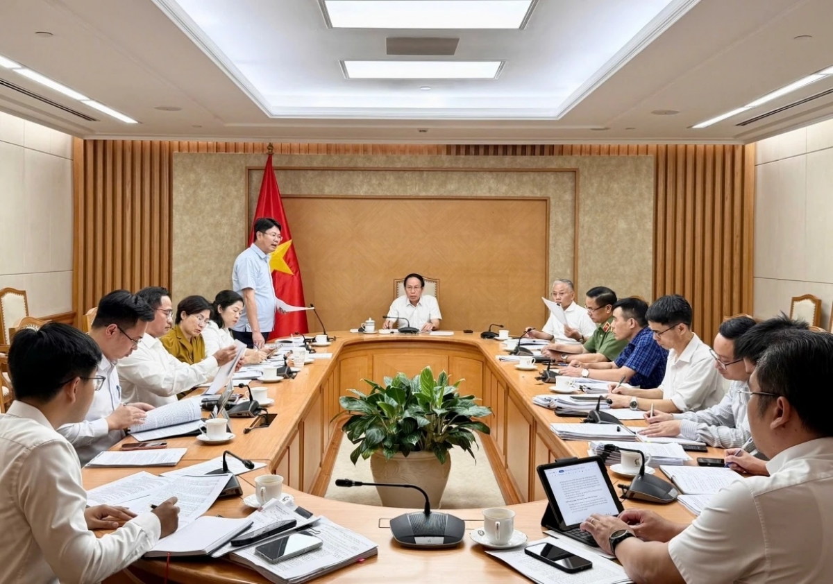Phó Thủ tướng Lê Tiến Châu chủ trì họp về hồ sơ chính sách Luật Xử lý vi phạm hành chính (sửa đổi). Ảnh: VGP/Thu Sa