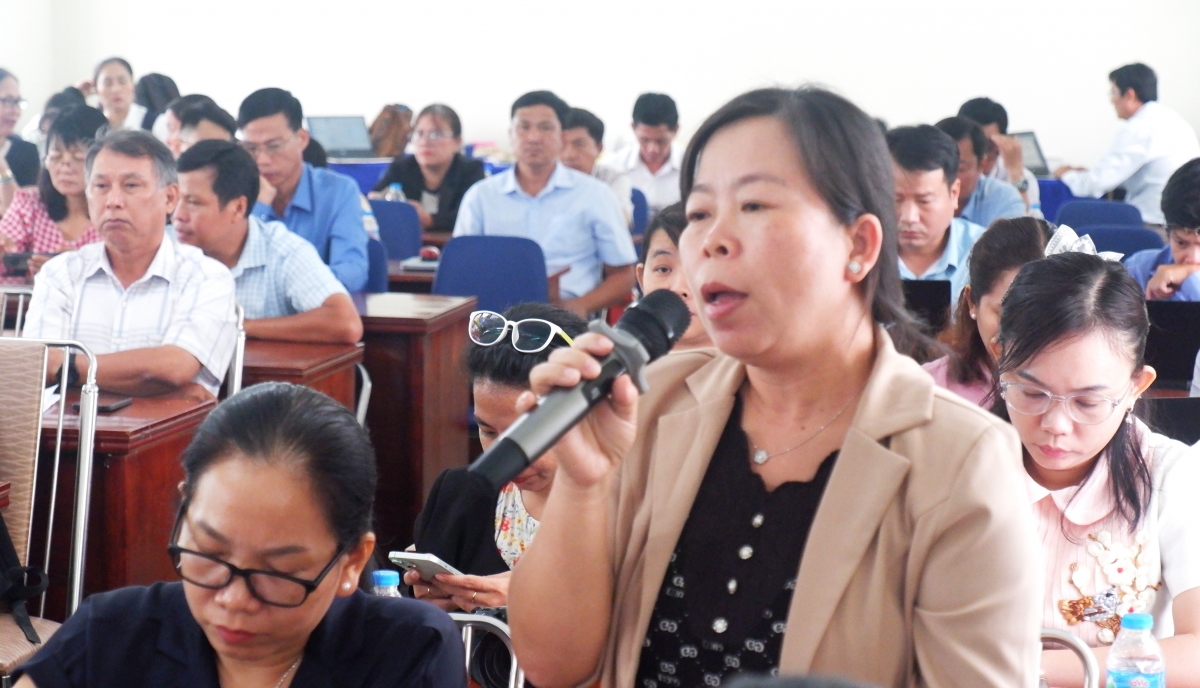 Đại biểu phát biểu tham luận tại hội nghị
